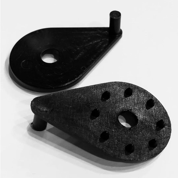 Plastic anti-twist plugs for footstraps