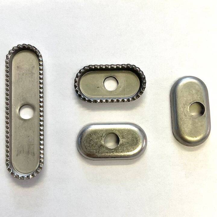 Metal anti-twist plugs for footstraps - 4
