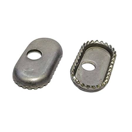 Metal anti-twist plugs for footstraps