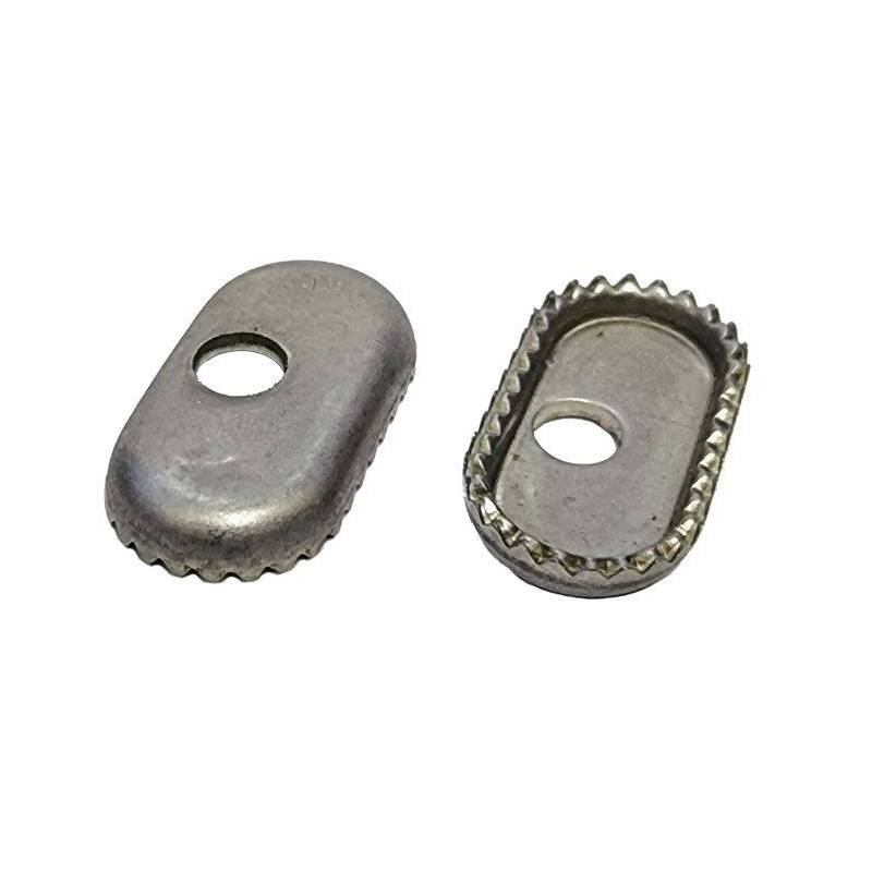 Metal anti-twist plugs for footstraps