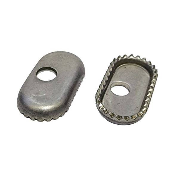 Metal anti-twist plugs for footstraps